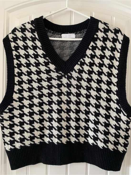 OAK + FORT Sweaters - Oak + Fort Houndstooth V-Neck Sweater Vest - Black/White